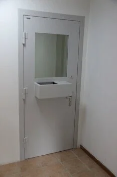 Дверь в кассу с лотком