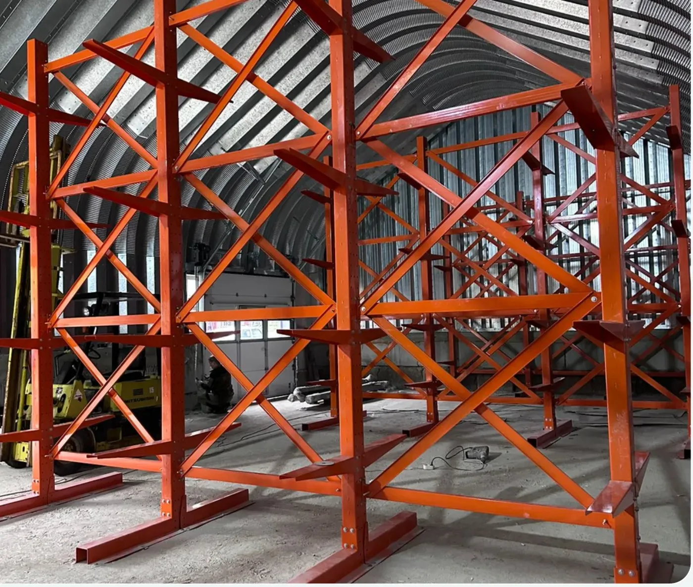 Консольные стеллажи NASTEEL под длинномерные грузы в ангаре