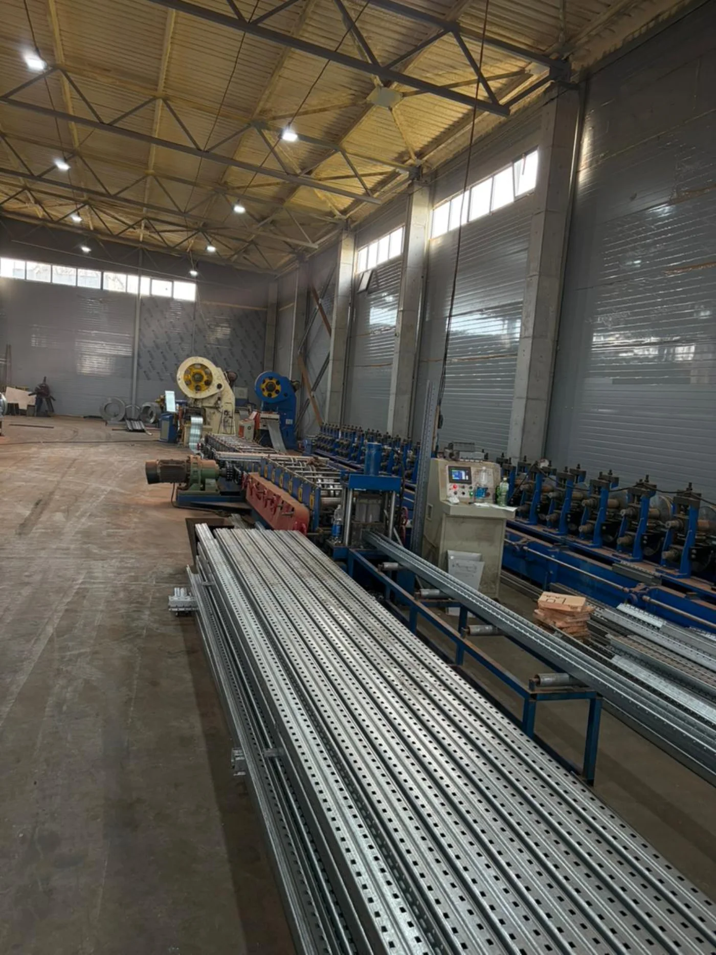 Готовый оцинкованный профиль на производственной линии NASTEEL