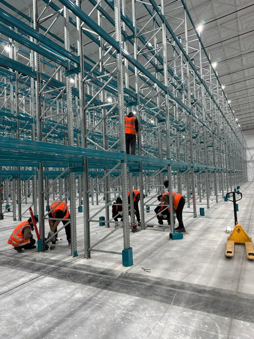 Специалист NASTEEL с чертежами на складе перед монтажом стеллажей